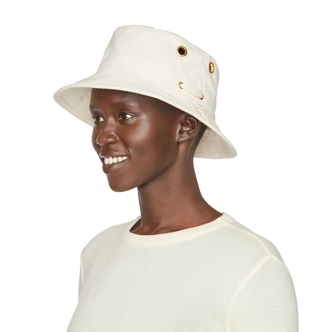 Femme portant un Chapeau emblématique T1 Naturel de tilley vue de 3/4
