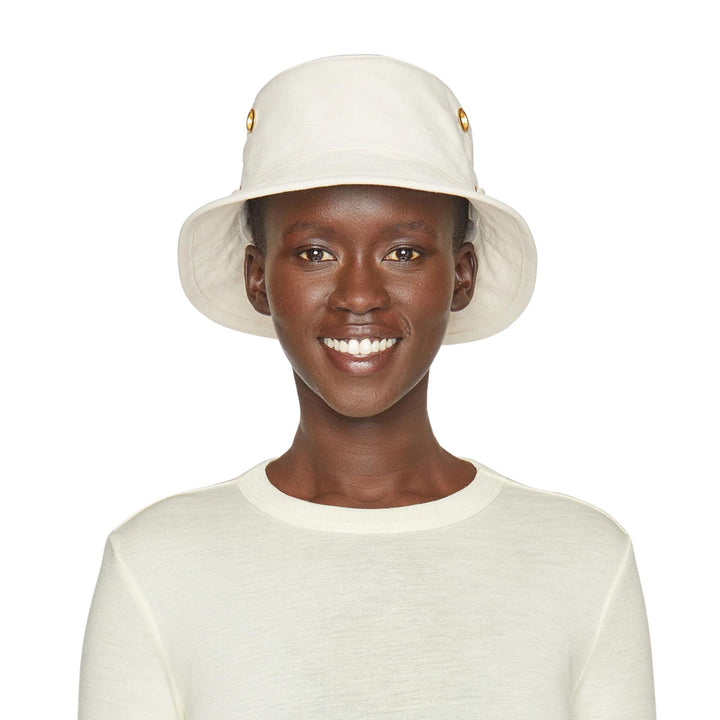 Femme portant un Chapeau emblématique T1 Naturel de tilley vue de face