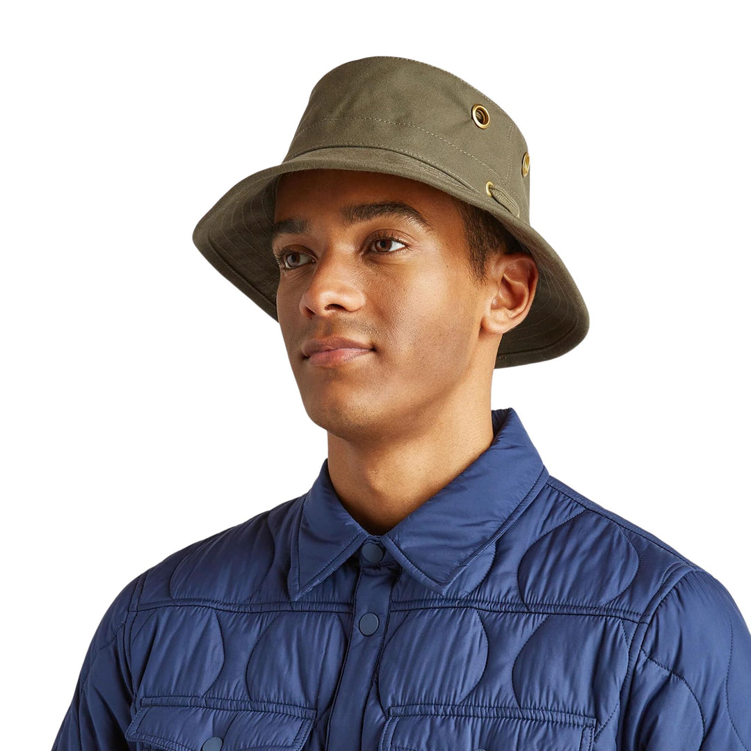Homme portant un Chapeau emblématique T1 Olive de tilley vu de 3/4