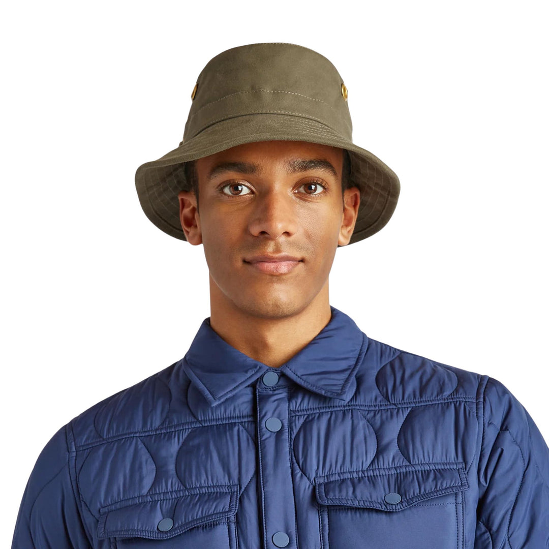 Homme portant un Chapeau emblématique T1 Olive de tilley vu de face