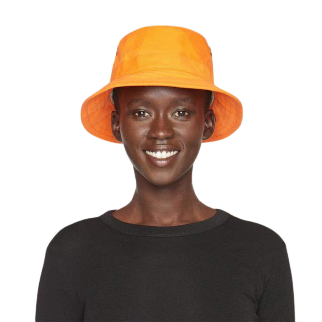 Femme portant un Chapeau Iconique T1 orange par Tilley vue de face