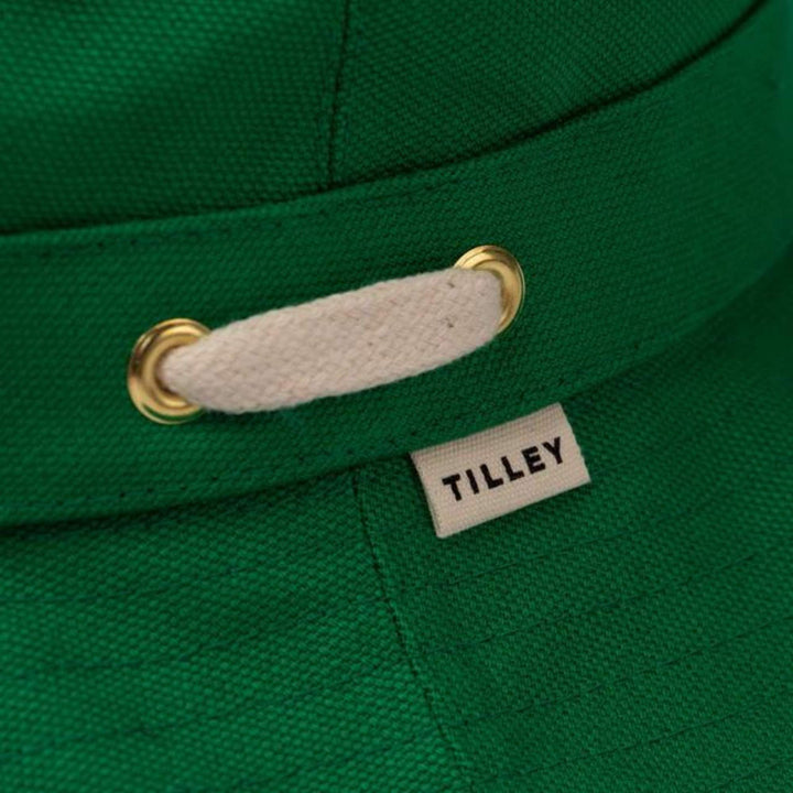 DétaIls du logo sur le Chapeau Iconique T1 vert pâle par Tilley