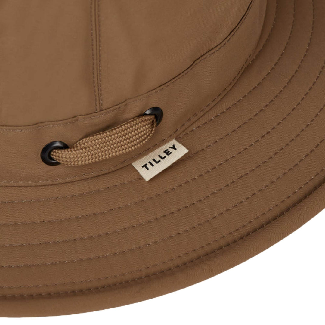 Détails du logo sur le Chapeau LTM5 Airflo par Tilley tan