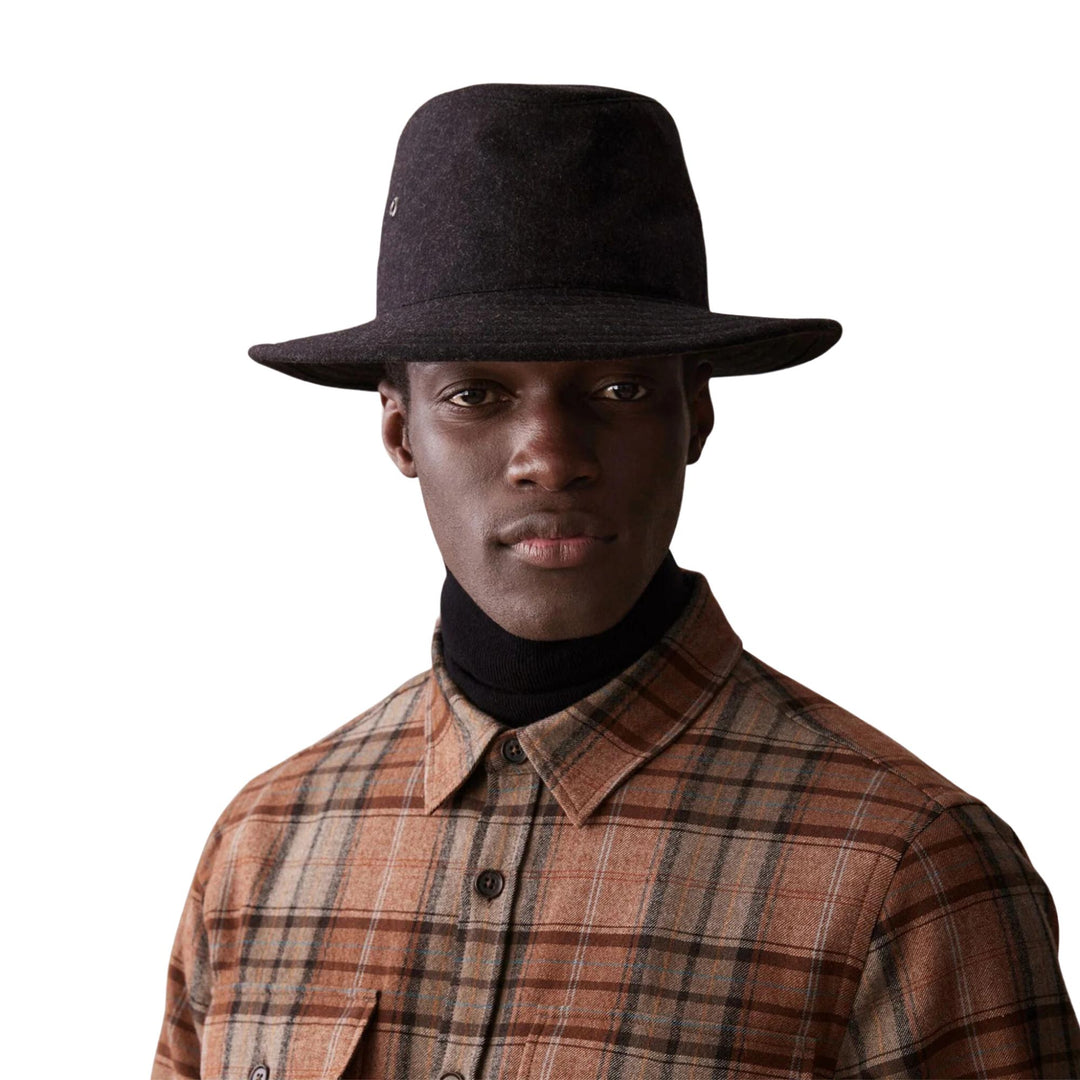 Homme portant un Chapeau en laine Tilley charbon avec bande en cuir noire vu de face