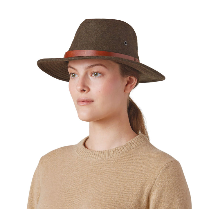 Femme portant un Chapeau en laine Tilley brun avec bande en cuir brune pâle vue de 3/4