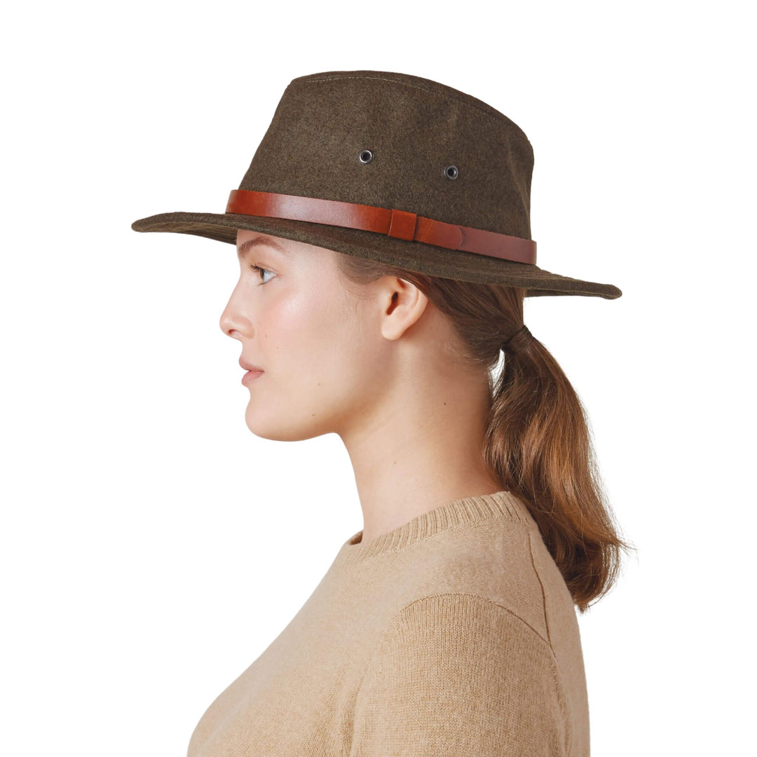 Femme portant un Chapeau en laine Tilley brun avec bande en cuir brune pâle vue de côté