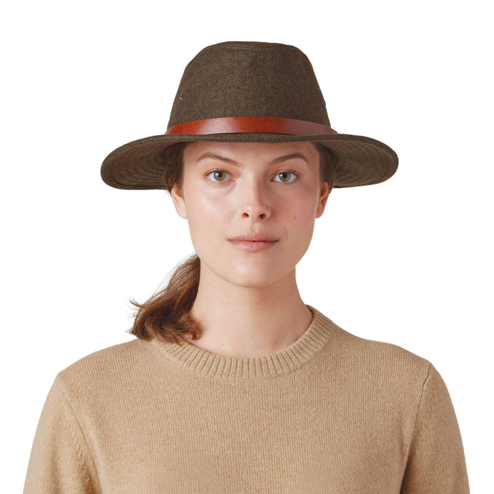 Femme portant un Chapeau en laine Tilley brun avec bande en cuir brune pâle vue de face
