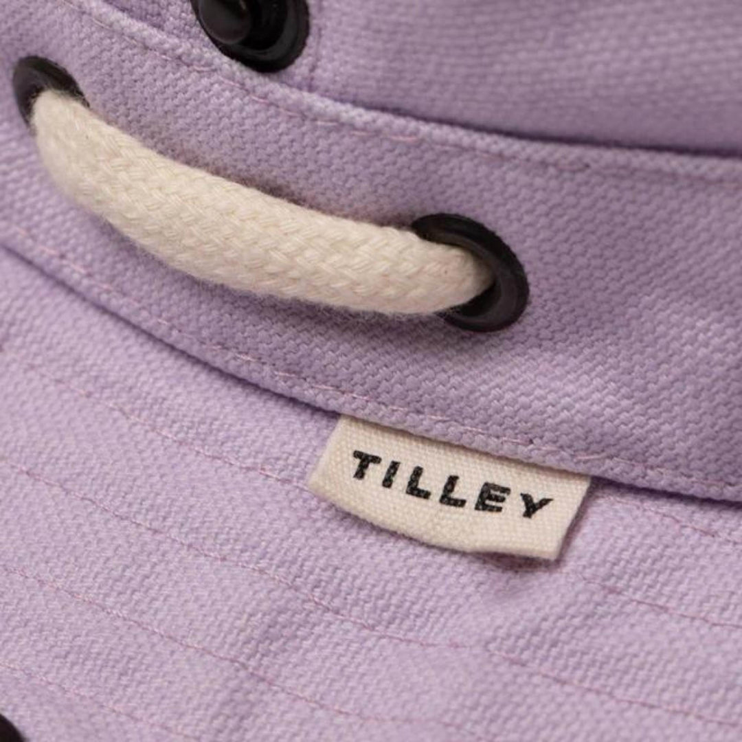 Détails du logo sur le Chapeau T3 Wanderer par tilley mauve