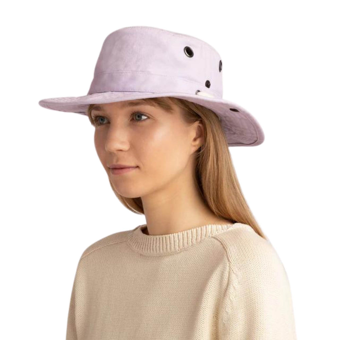 Femme portant un Chapeau T3 Wanderer par tilley mauve vue de 3/4