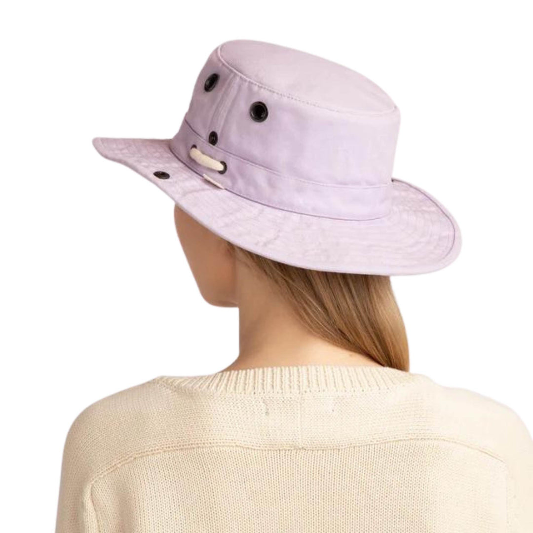 Femme portant un Chapeau T3 Wanderer par tilley mauve vue de derrière