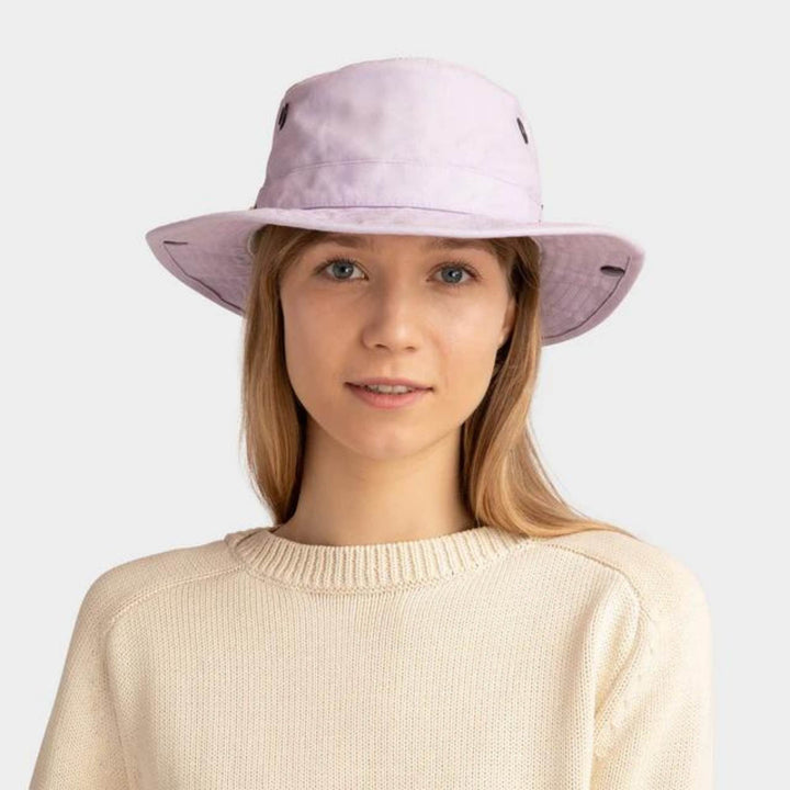 Femme portant un Chapeau T3 Wanderer par tilley mauve vue de face