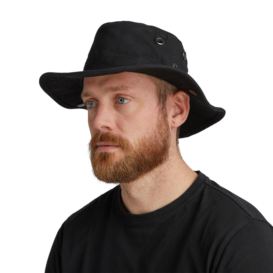 Homme portant un Chapeau Tilley noir T3 Wanderer vu de 3/4