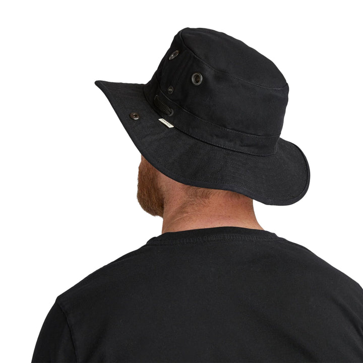 Homme portant un Chapeau Tilley noir T3 Wanderer vu de dos