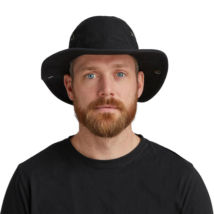 Homme portant un Chapeau Tilley noir T3 Wanderer vu de face