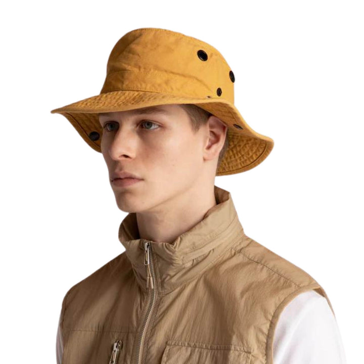 Homme portant un Chapeau T3 Wanderer par tilley couleur or vu de 3/4