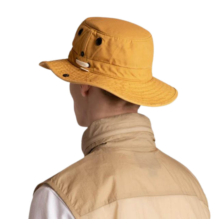 Homme portant un Chapeau T3 Wanderer par tilley couleur or vu de derrière