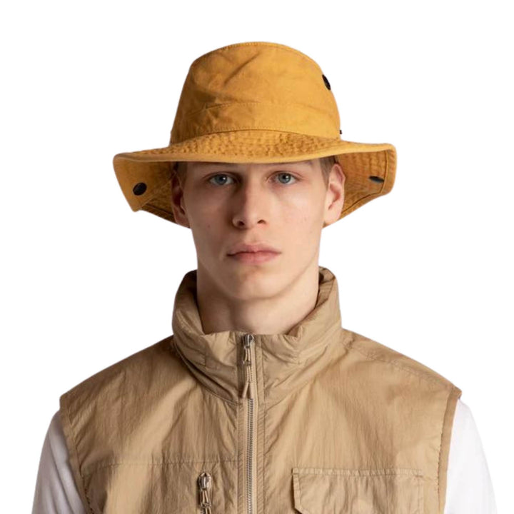 Homme portant un Chapeau T3 Wanderer par tilley couleur or vu de face