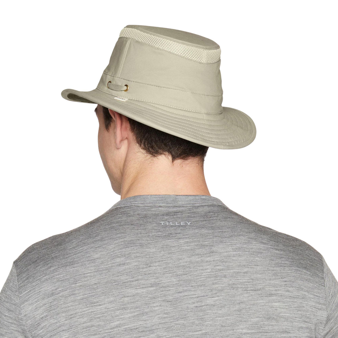 Homme portant un Chapeau Tilley Eco-Airflo T5MO beige vu de dos