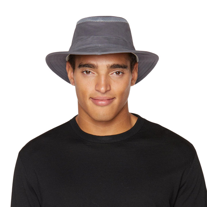 Homme portant un Chapeau Tilley Eco-Airflo T5MO gris vu de face