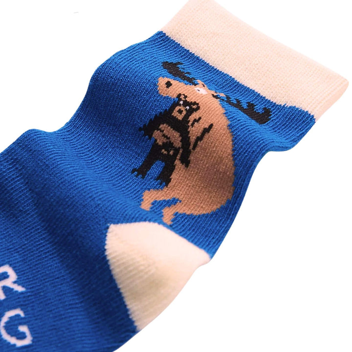 Vue rapprochée du motif des Chaussettes pour enfant Câlin d'ours avec orignal par La petite maison bleue