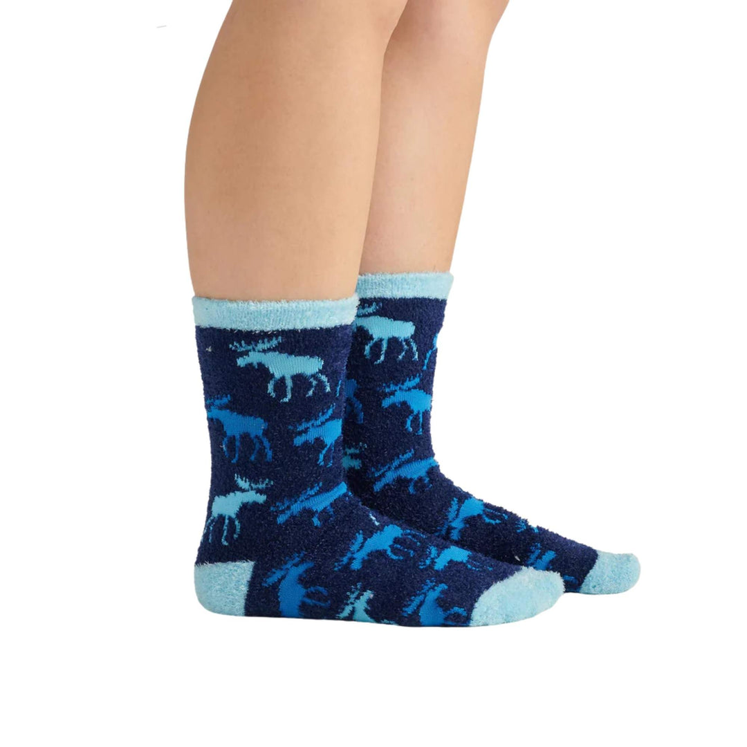 Femme portant des Chaussettes avec orignaux par La petite maison bleue vue de côté