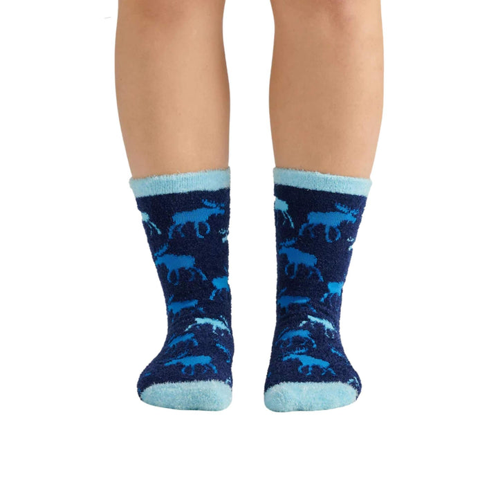Femme portant des Chaussettes avec orignaux par La petite maison bleue vue de devant