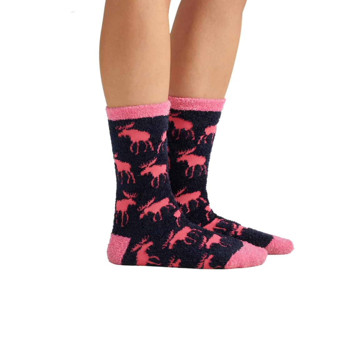 Femme portant des Chaussettes avec orignaux roses par La petite maison bleue vue de côté