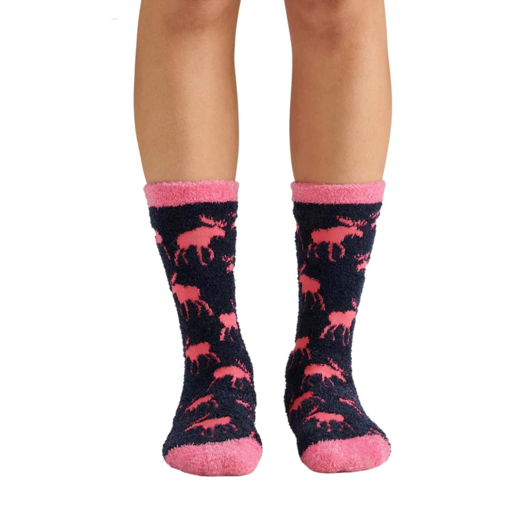 Femme portant des Chaussettes avec orignaux roses par La petite maison bleue vue de devant