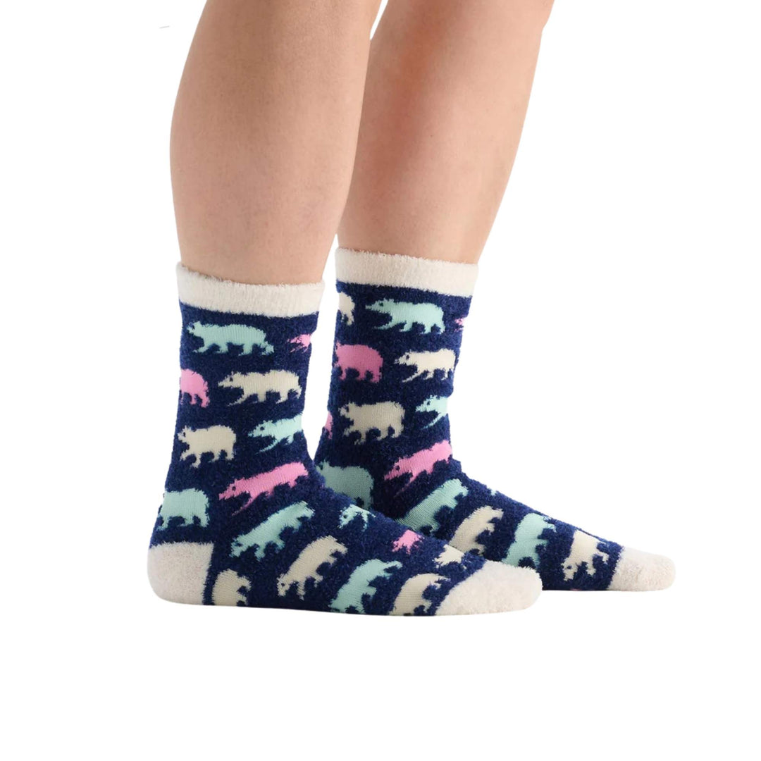 Femme portant des Chaussettes duveteuses avec ours colorés par La petite maison bleue vue de côté
