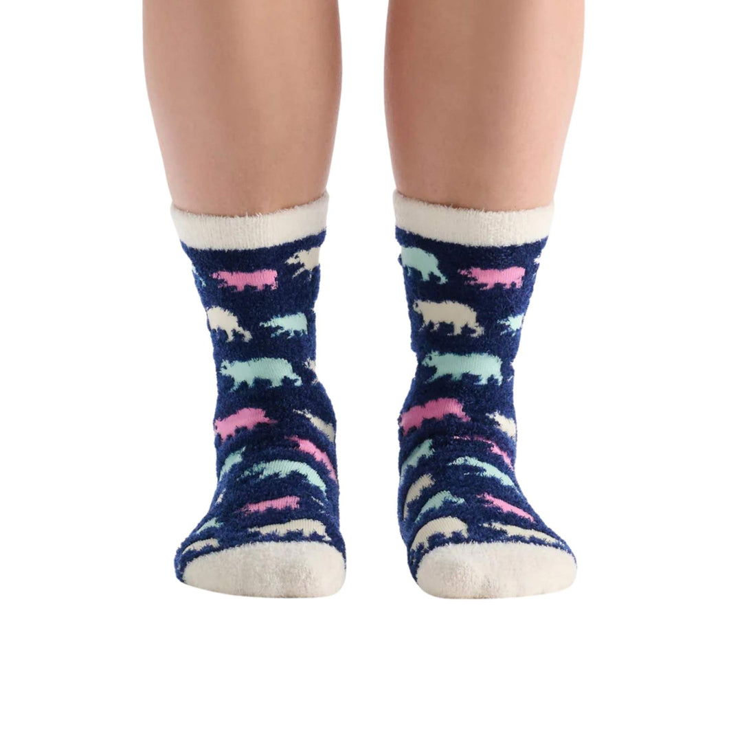 Femme portant des Chaussettes duveteuses avec ours colorés par La petite maison bleue vue de devant
