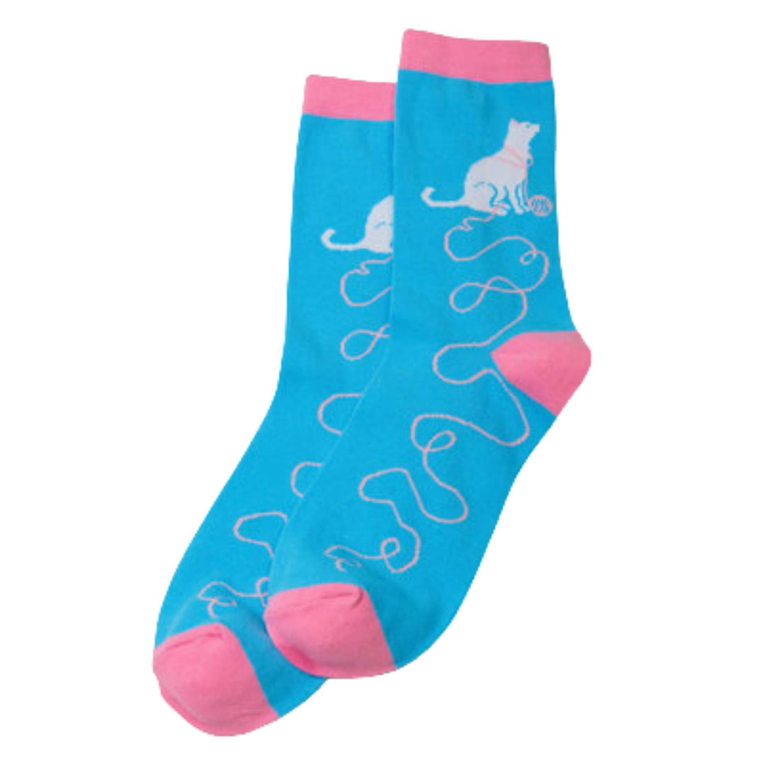 Chaussettes pour femmes bleues et roses avec un chat jouant avec de la laine par Petite maison bleue