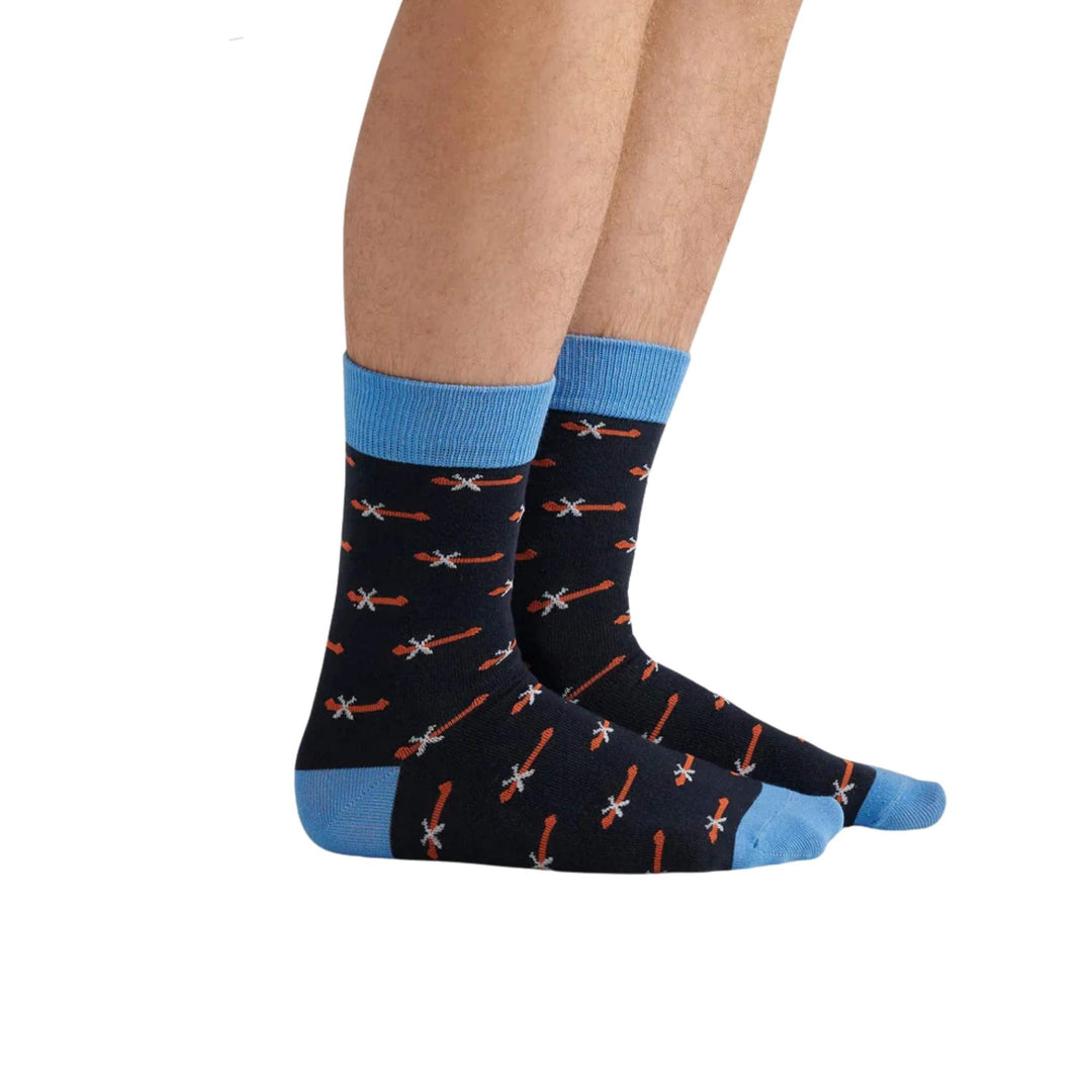 Homme portant des Chaussettes avec motifs de canoes par La petite maison bleue vu de côté