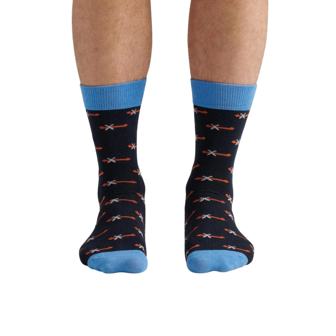 Homme portant des Chaussettes avec motifs de canoes par La petite maison bleue vu de devant