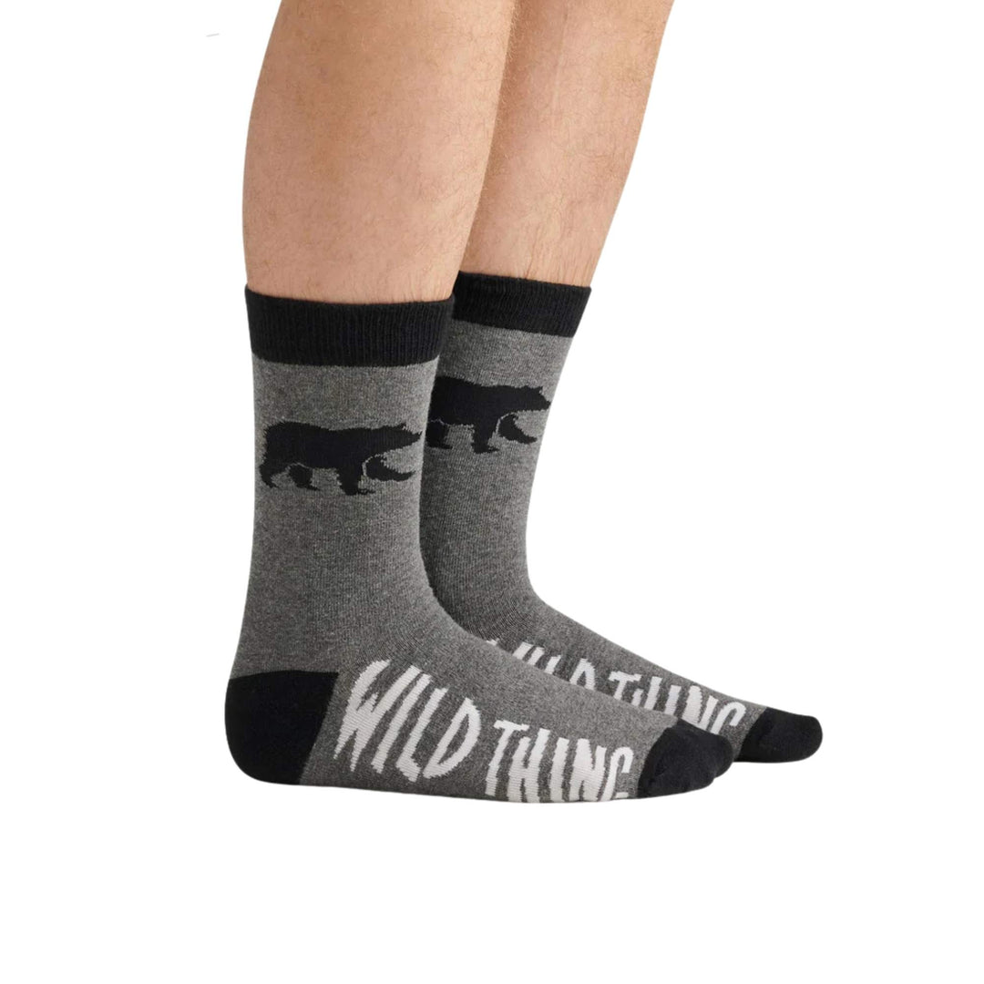 Mannequin portant des Chaussettes grises pour homme par La petite maison bleue vu de côté