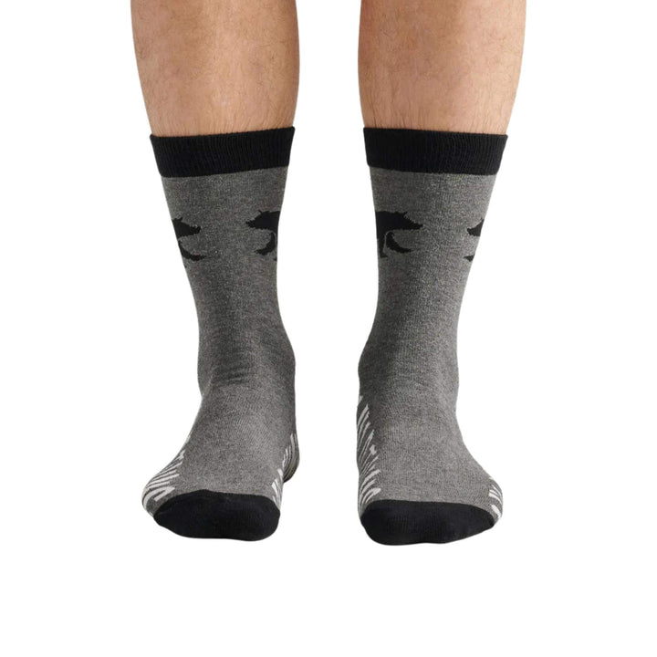 Mannequin portant des Chaussettes grises pour homme par La petite maison bleue vu de devant