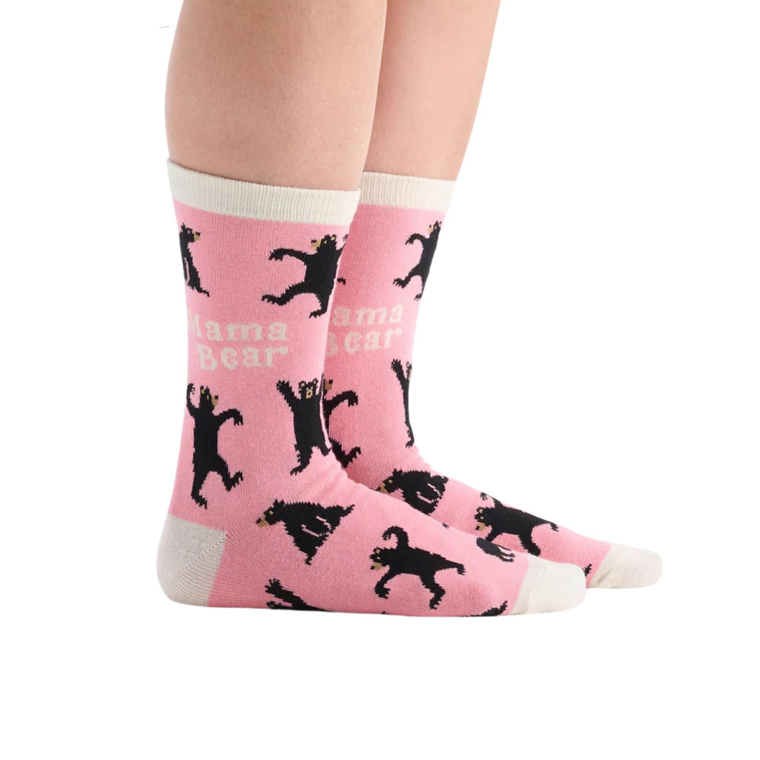 Femme portant des Chaussettes roses avec ours pour femme Mama bear par La petite maison bleue
