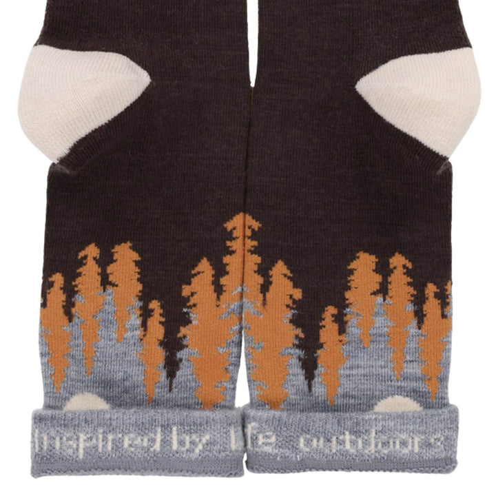 Chaussettes à motif de paysage brun côte à côte par Tilley vues de près