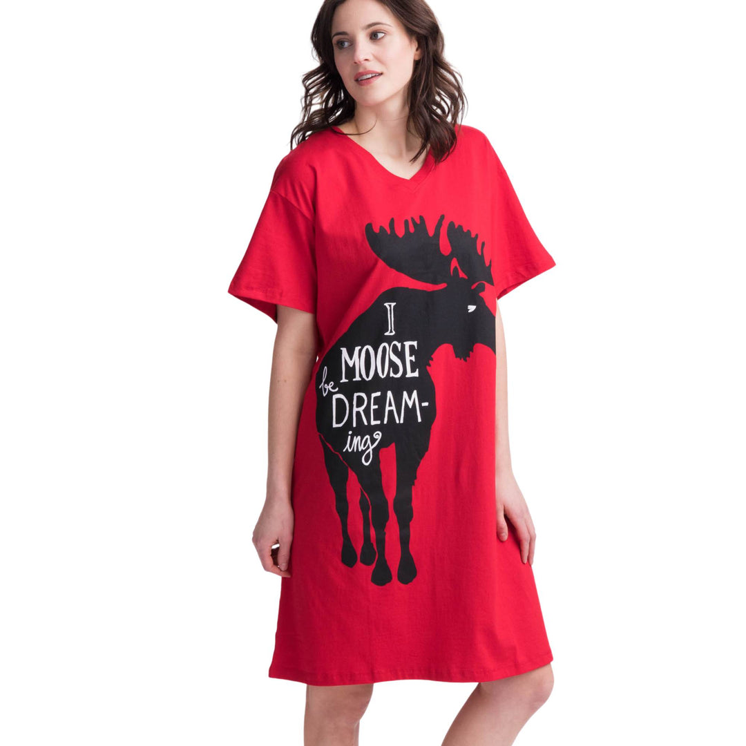 Femme portant une chemise de nuit rouge I moose be dreaming par Hatley