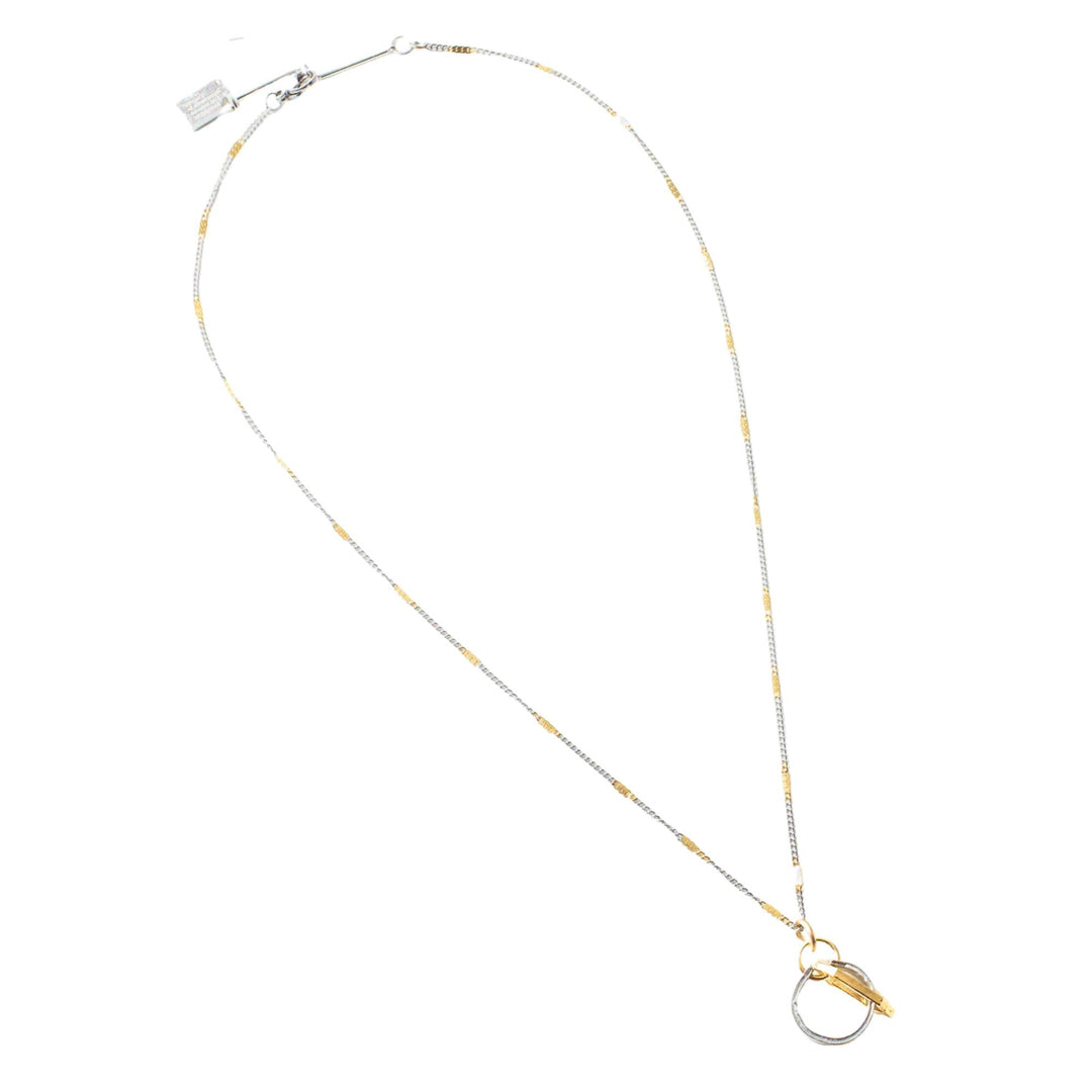 Collier argenté et doré avec anneau en étain et pendentif doré par Anne-Marie Chagnon vu de dessus