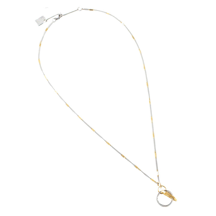 Collier argenté et doré avec anneau en étain et pendentif doré par Anne-Marie Chagnon vu de dessus