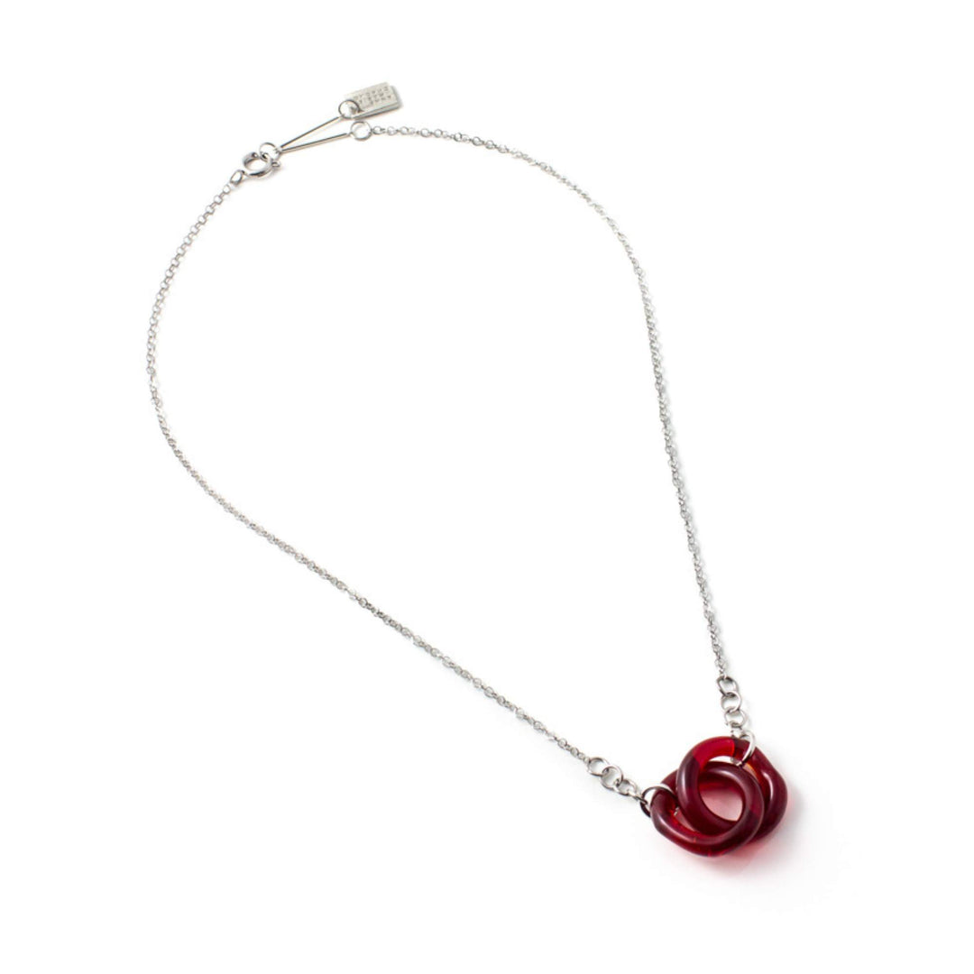 Collier Anne-Marie Chagnon avec chaîne argentée et anneaux de verre rouges