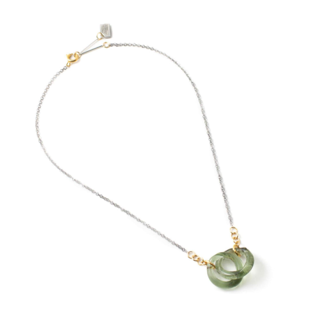 Collier Anne-Marie Chagnon avec chaîne argentée et anneaux de verre verts