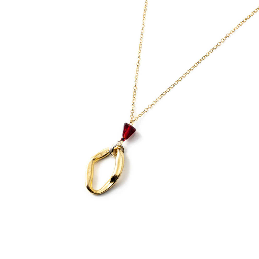 Collier Anne-Marie Chagnon Cyrane avec chaîne dorée, pierre rouge et pendentif doré