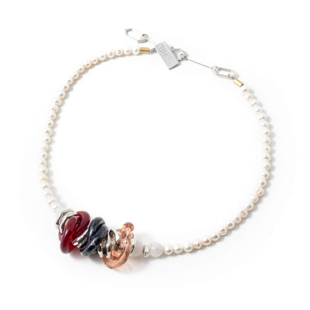 Collier Anne-marie chagnon Pupyo avec perles et anneaux en verre colorés rouges, gris et beiges