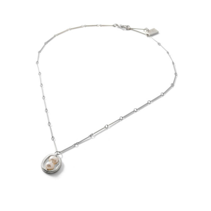 Collier Cadélia argent avec deux perles au centre par Anne-Marie Chagnon 