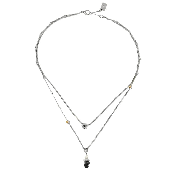 Collier Caelus avec pendentif noir et chaîne argentée par Anne-Marie Chagnon vu de dessus