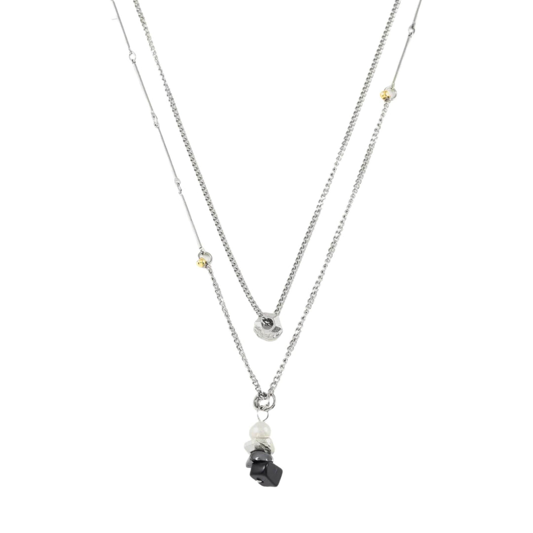 Collier Caelus avec pendentif noir et chaîne argentée par Anne-Marie Chagnon