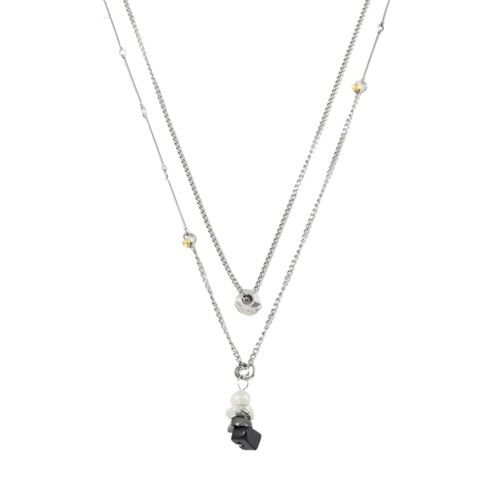 Collier Caelus avec pendentif noir et chaîne argentée par Anne-Marie Chagnon