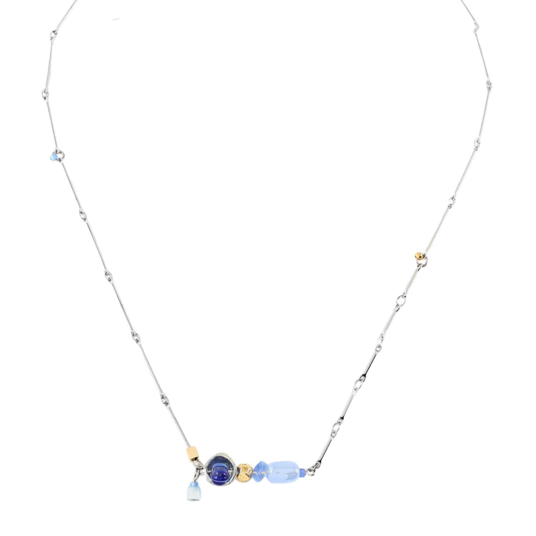 Collier avec chaîne argentée, étain et verre bleu Dardo par Anne-Marie Chagnon vu de dessus