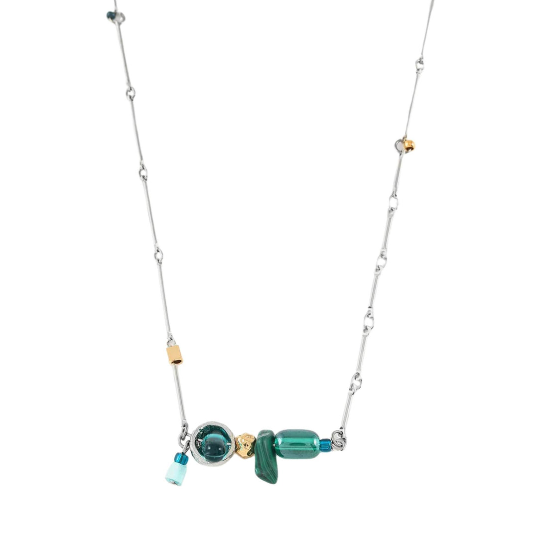 Collier avec chaîne argentée et verre coloré turquoise par Anne-Marie Chagnon vu de proche